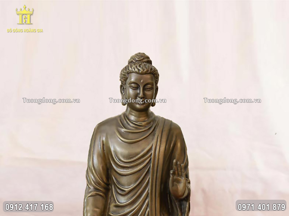 Gương mặt Ngài được chạm khắc vô cùng nhân hậu